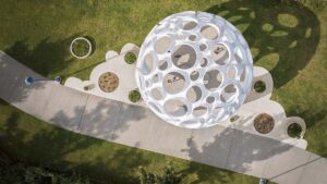 Moonrise: алюминиевая луна над парком