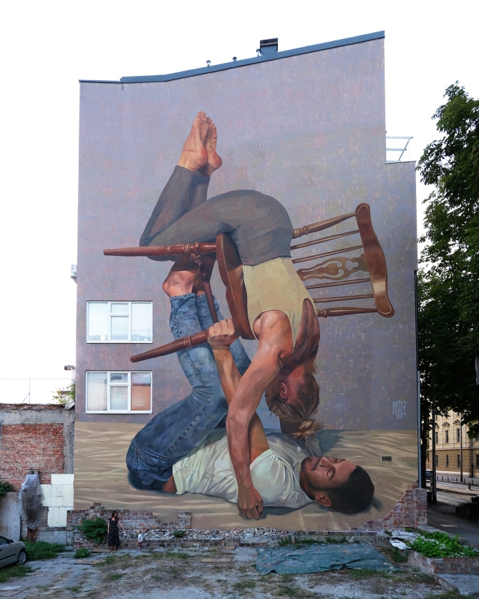 Simple Acrobatics на фасаде в Загребе