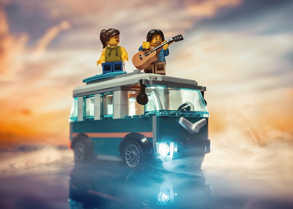 Минифигурки на крыше фургона LEGO