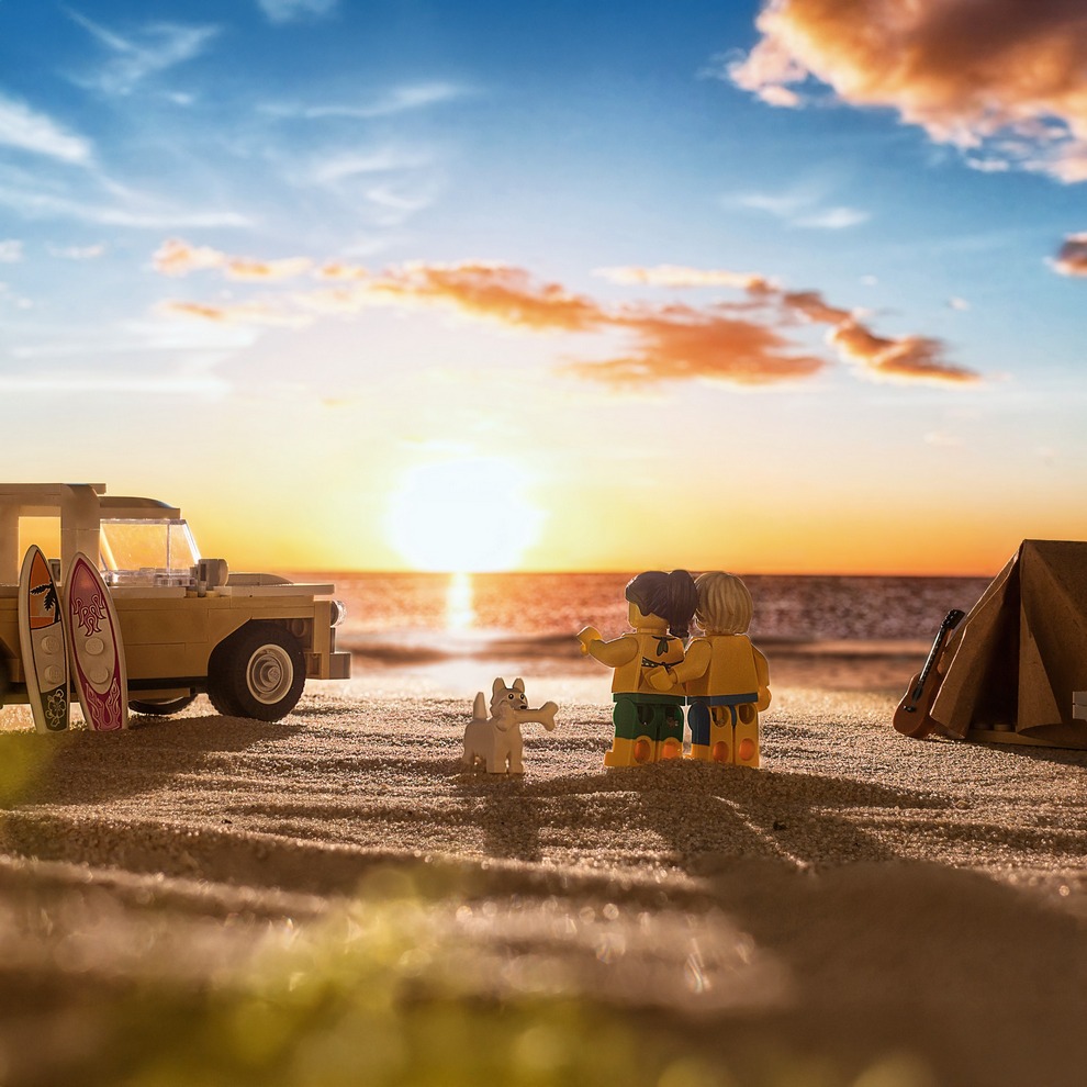 Пляжная сцена LEGO на закате