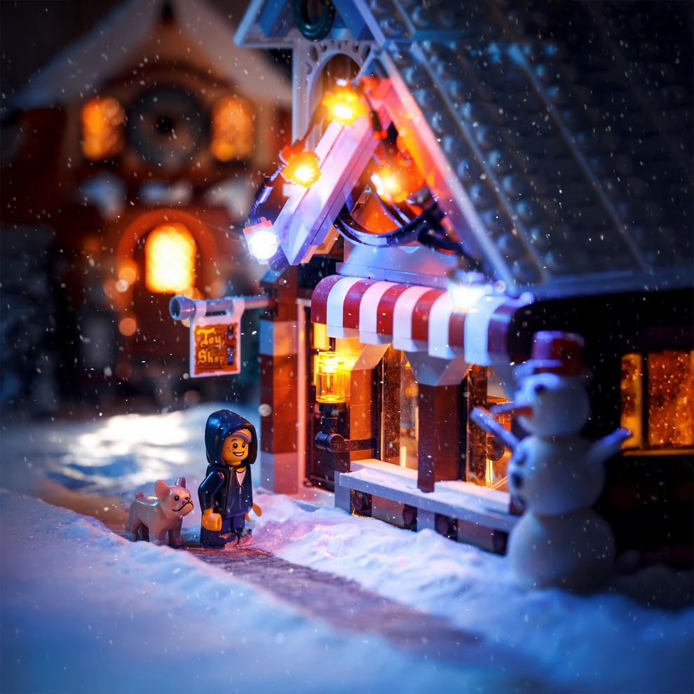 Рождественский дом LEGO с тёплыми светящимися окнами