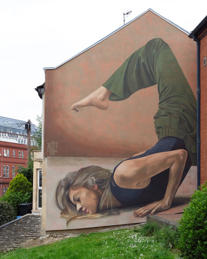 Simple Acrobatics в Бристоле: фигура в перевёрнутой позе