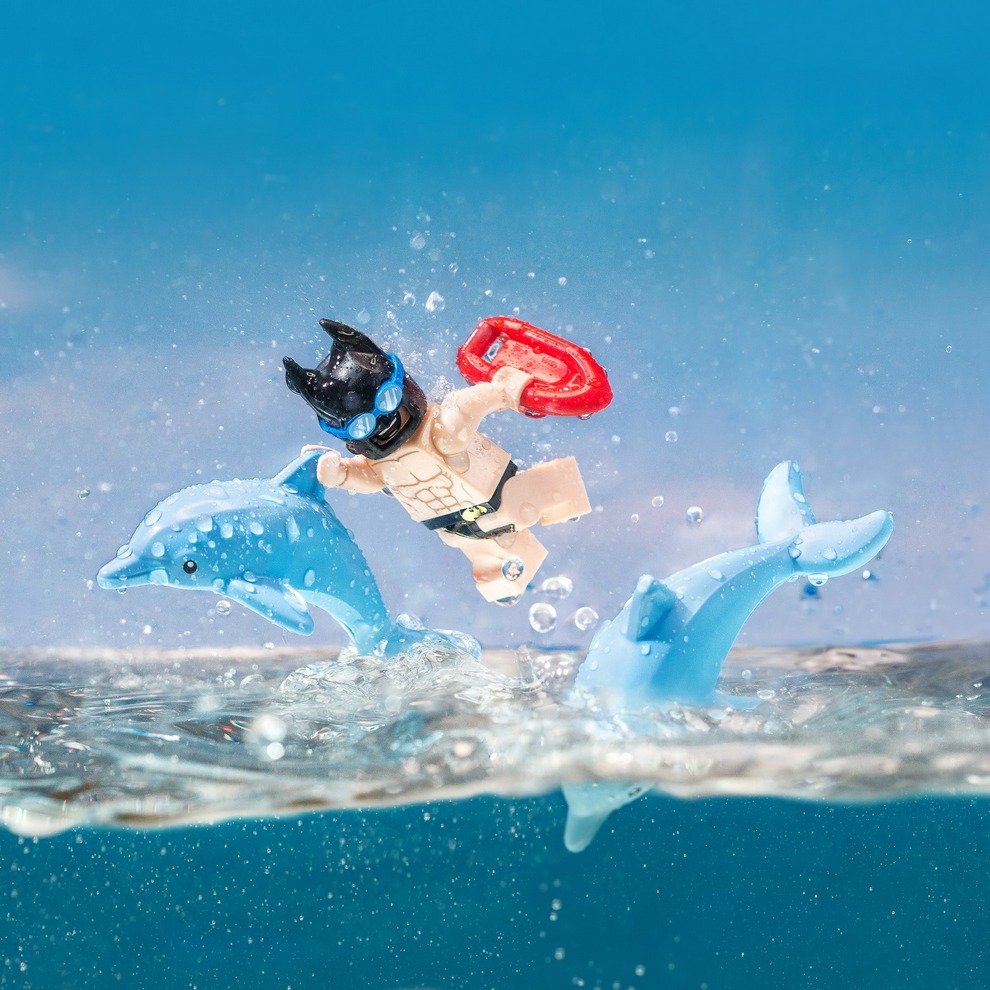 Бэтмен LEGO над водой с дельфинами