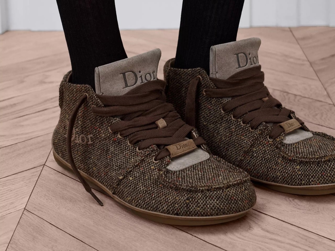 Ботинки Dior Roadie на ногах, вид под углом