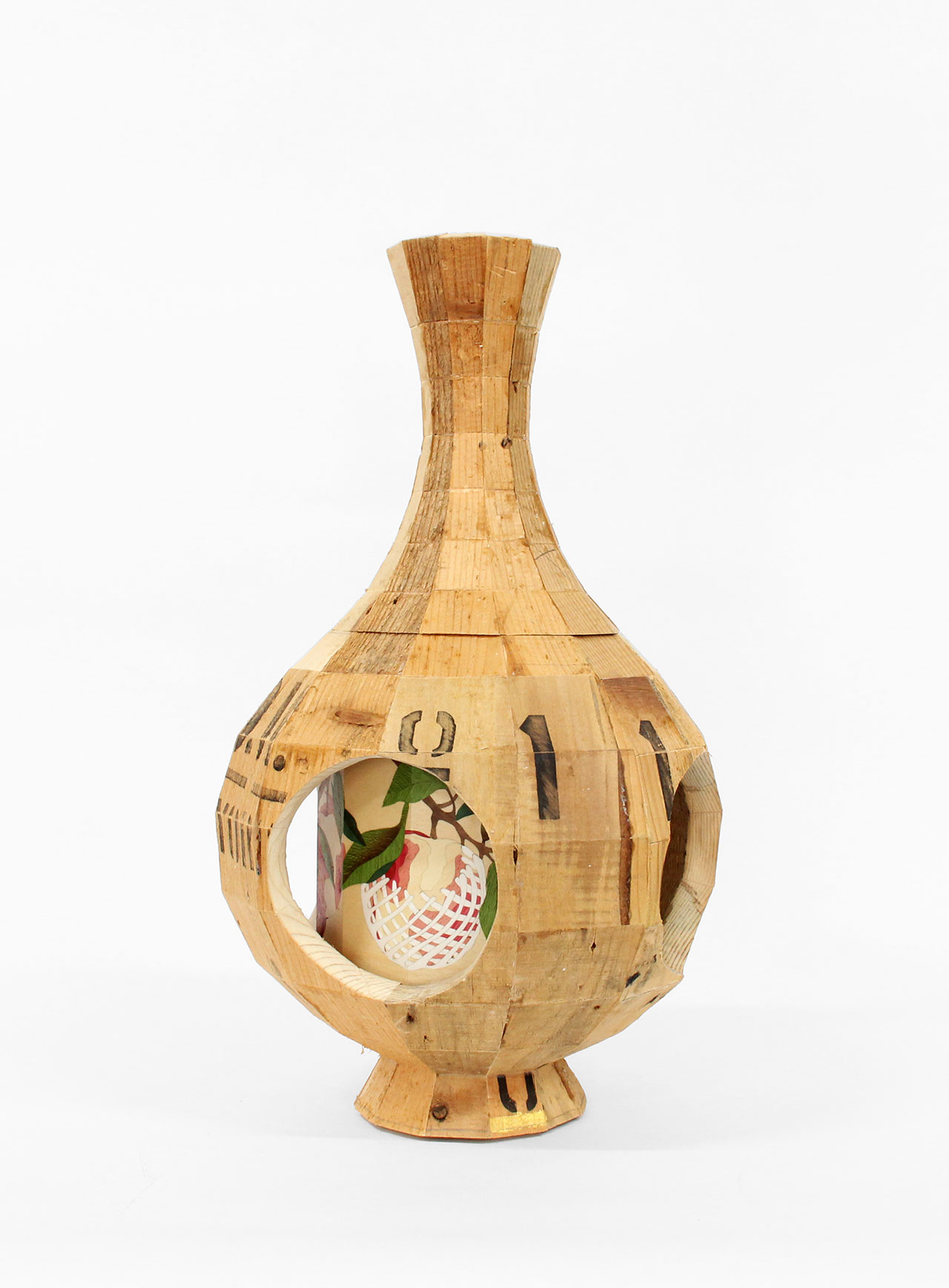 Revolving Vase — деревянная ваза с внутренней композицией из персиков