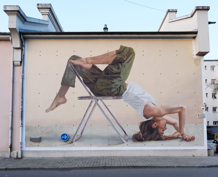 Dancer в Бургуэн-Жальё: фигура опирается на стул
