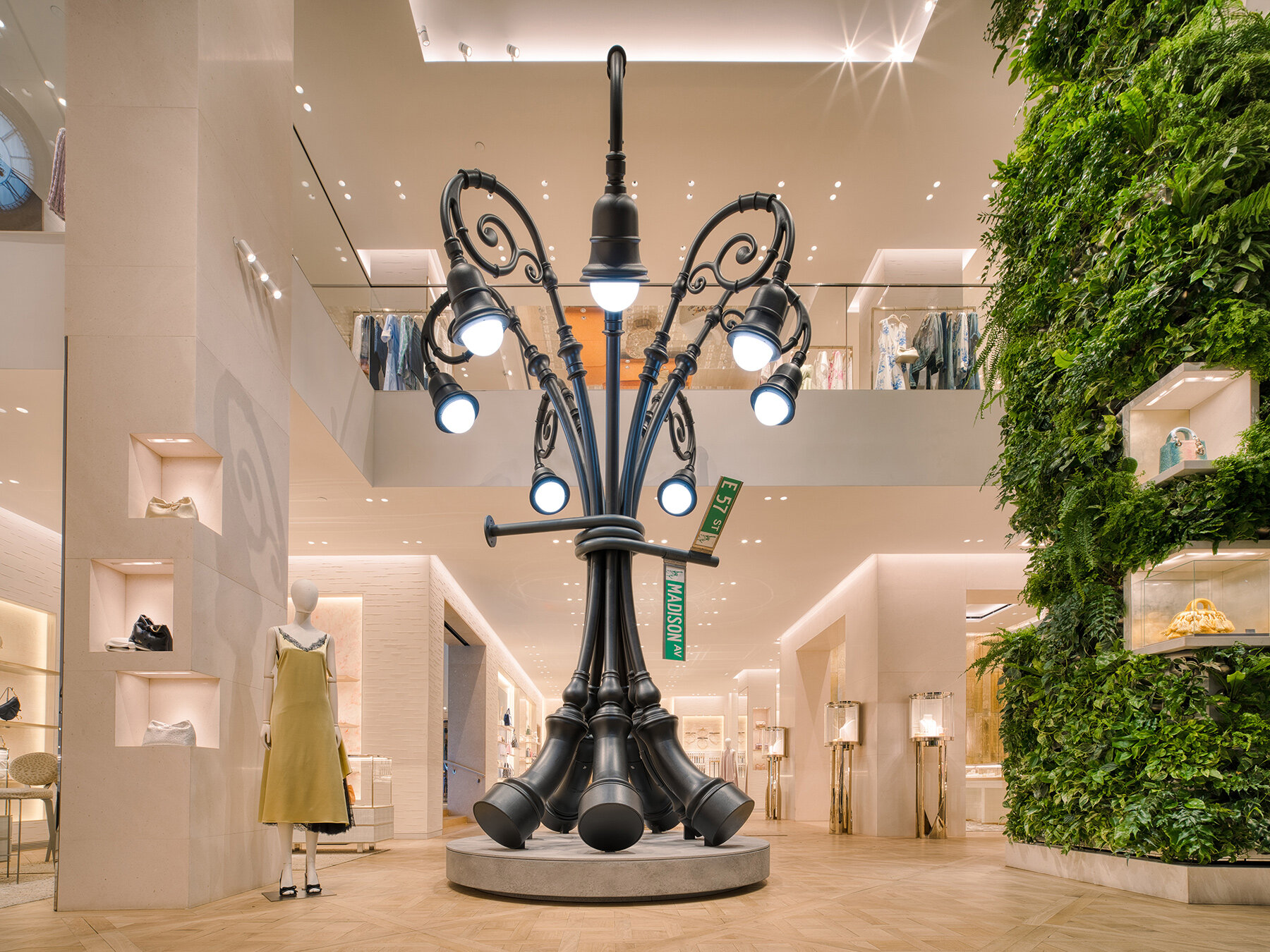 Скульптурная композиция из фонарей в интерьере Dior в Нью-Йорке
