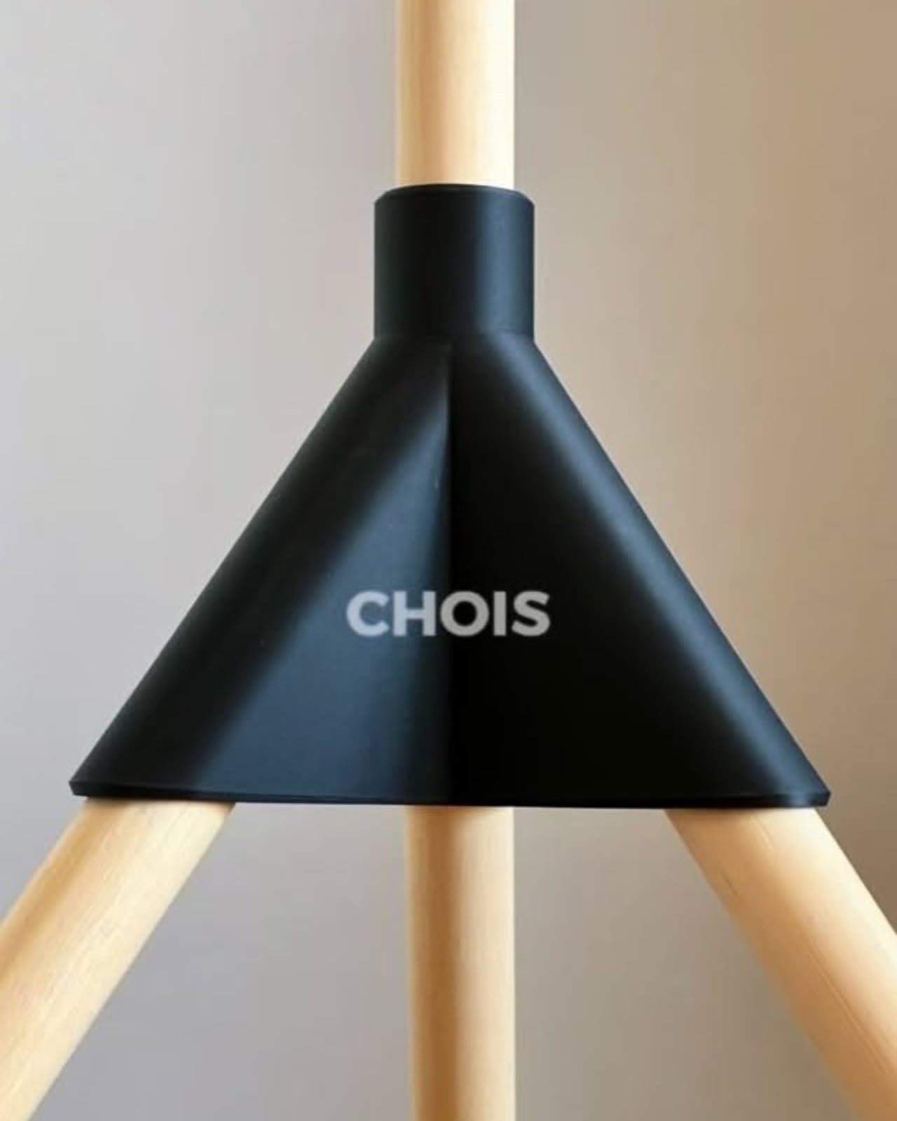 Крупный план чёрного соединителя CHOIS и деревянных опор