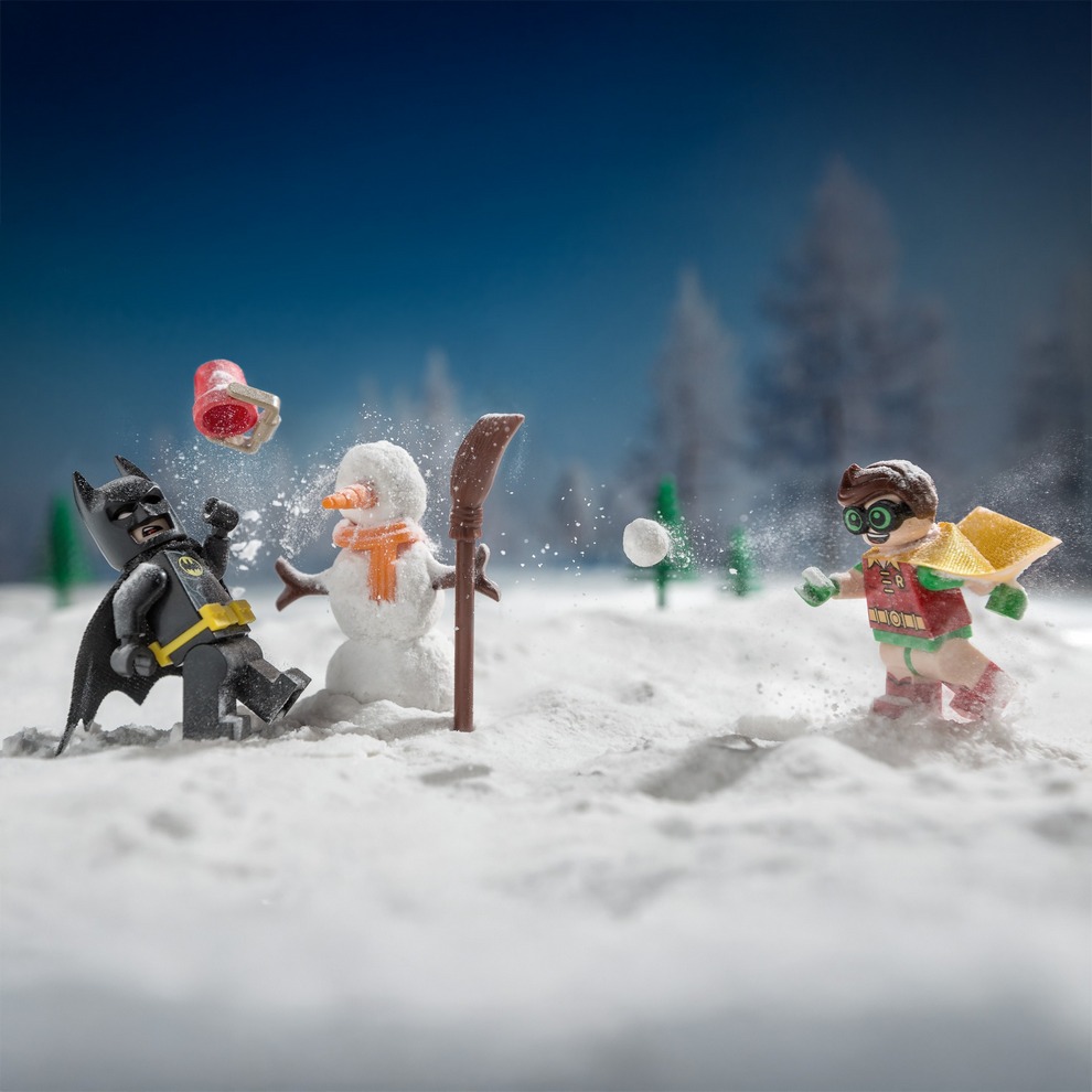 Бэтмен и Робин LEGO возле снеговика