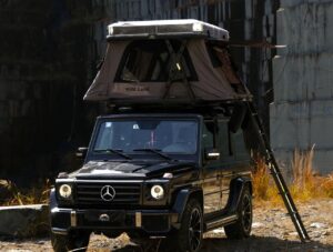 Раскрытая палатка Sky Cruiser на крыше внедорожника