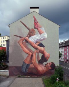 Simple Acrobatics в Вуппертале: две фигуры балансируют со стулом