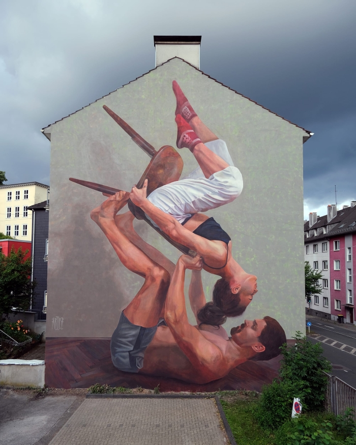 Simple Acrobatics в Вуппертале: две фигуры балансируют со стулом