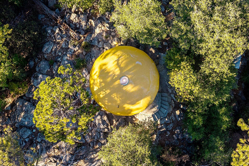 Круглая крыша Futuro House на аэрофотографии