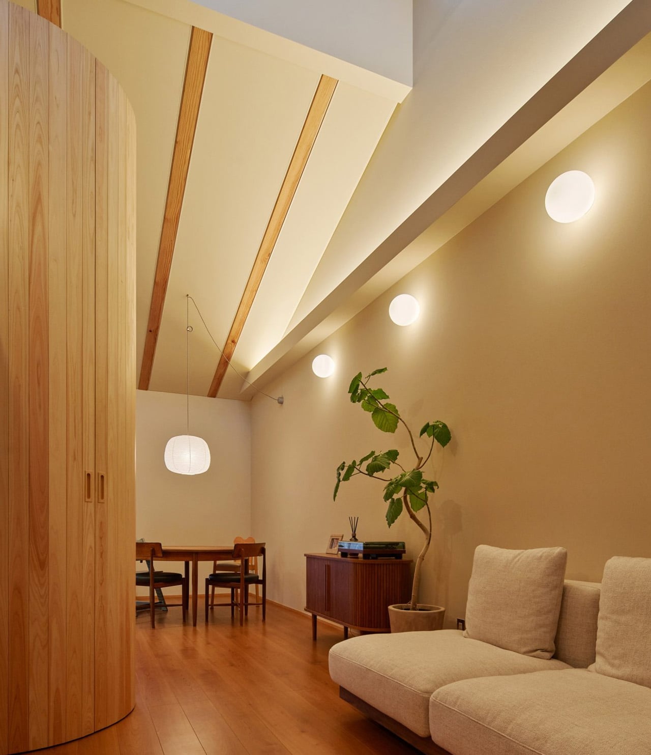 Гостиная Sugi House за изогнутой деревянной перегородкой