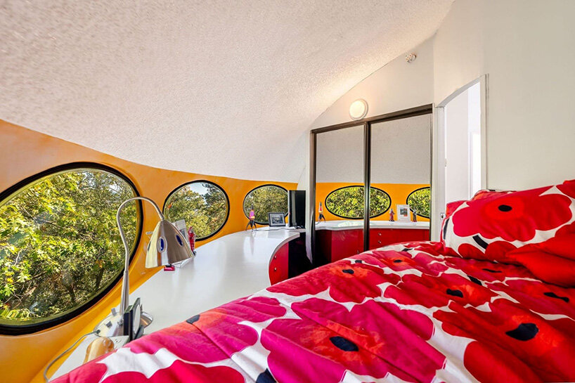 Спальня Futuro House с овальными окнами