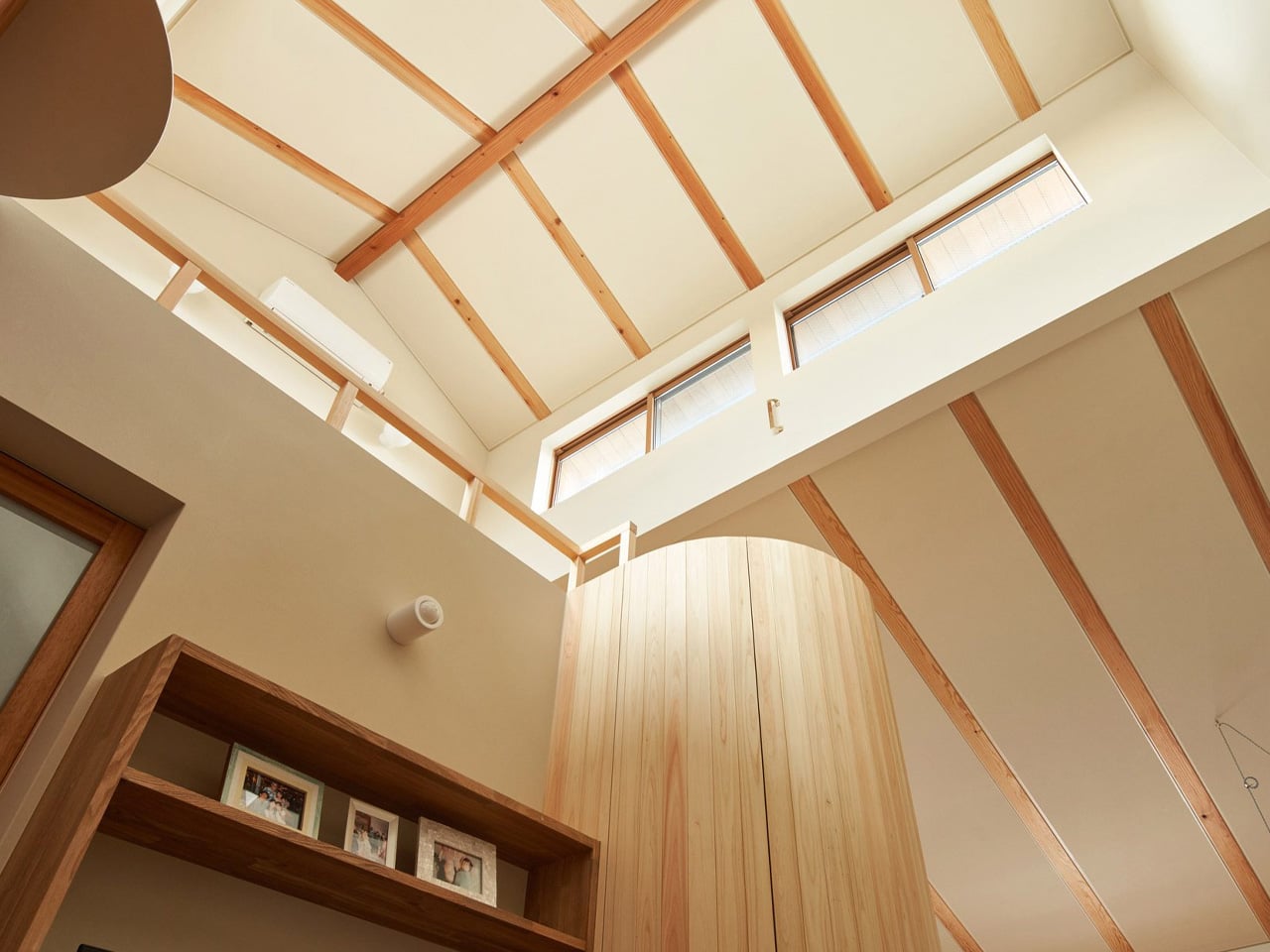 Высокие окна и открытые стропила под крышей Sugi House