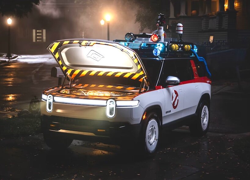 Rivian Ecto-R1 с открытым передним багажником и тематическим оборудованием