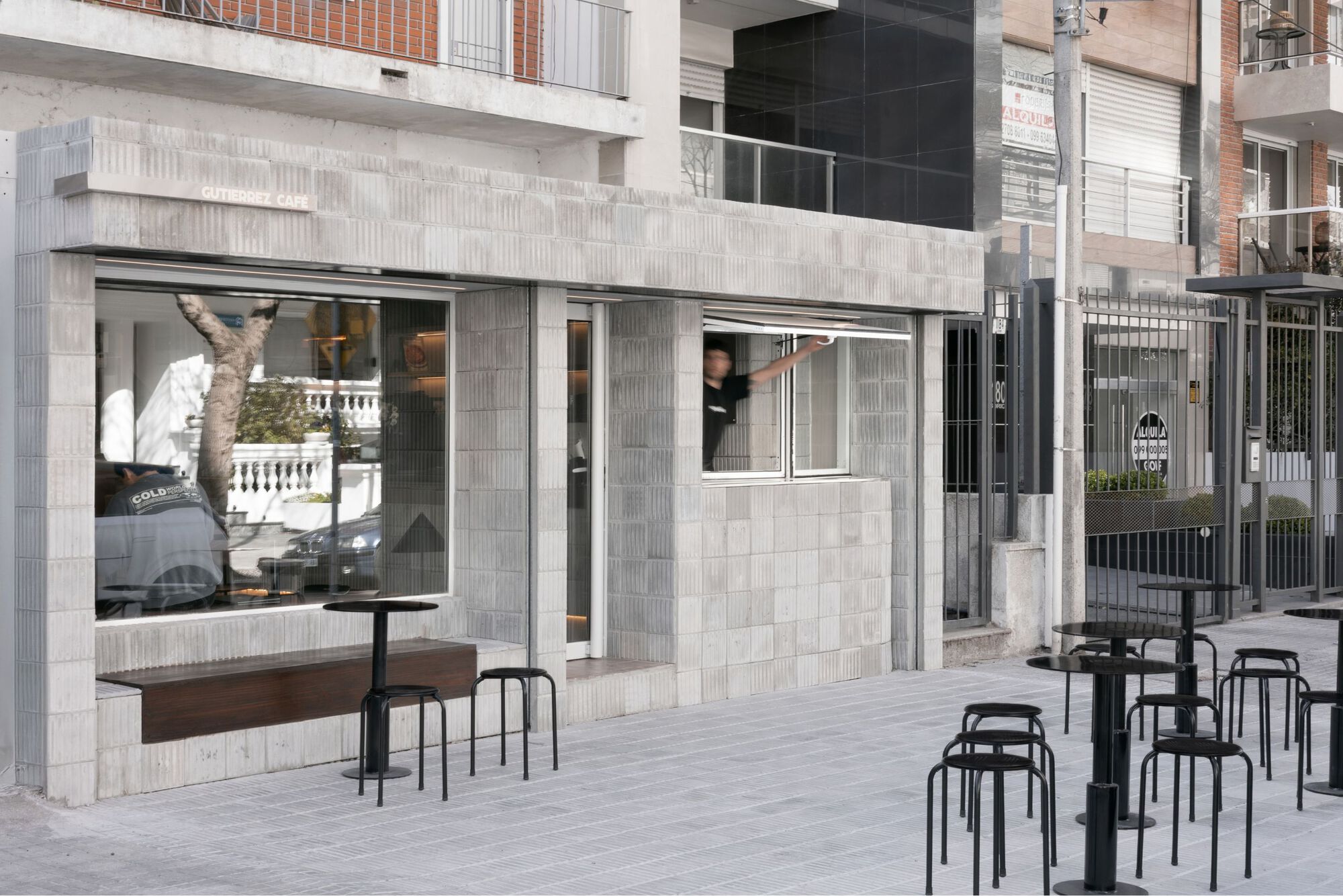 Угловой вид фасада Gutiérrez Café с плиточной облицовкой