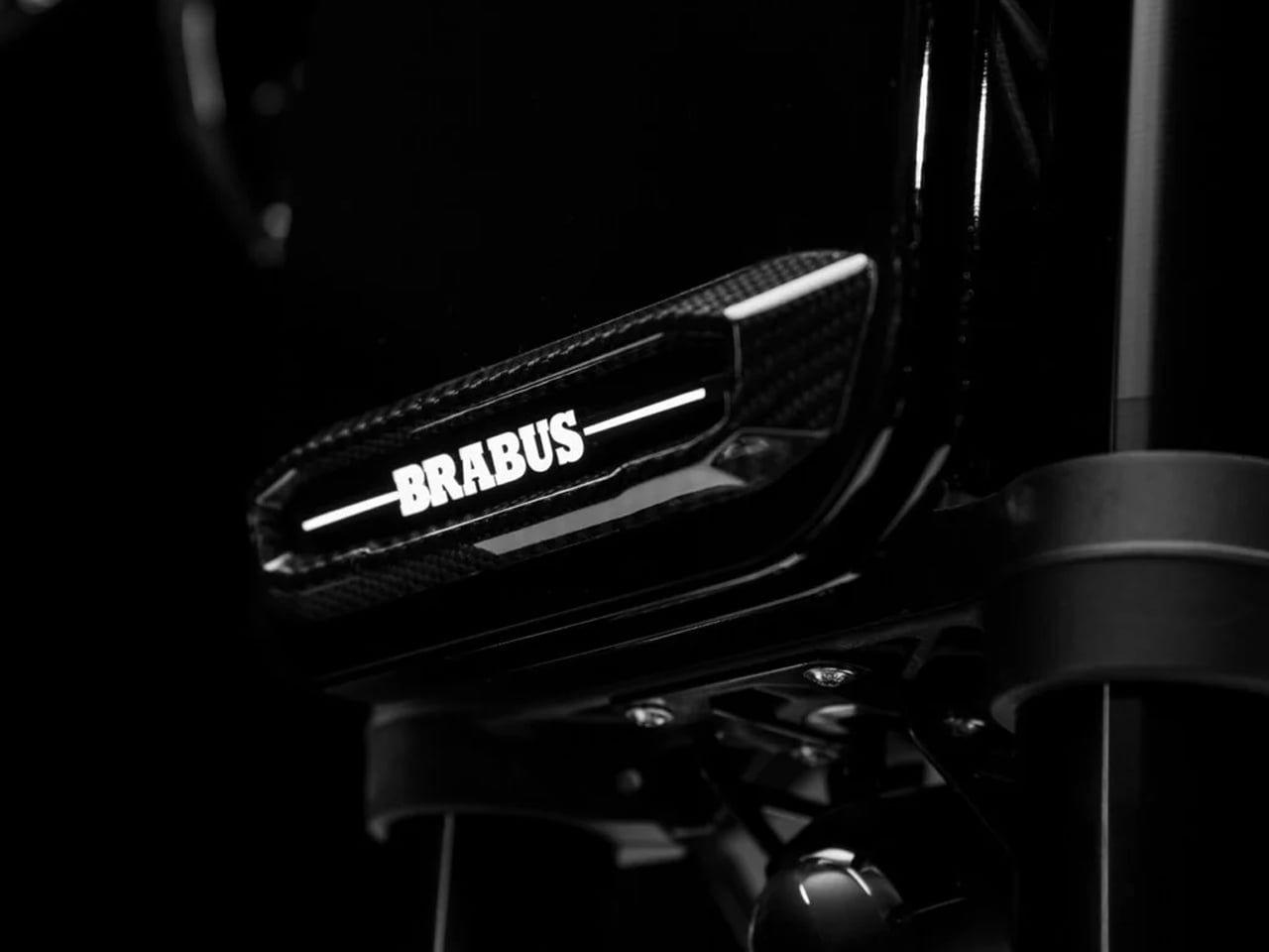 Подсвеченная эмблема BRABUS на передней маске