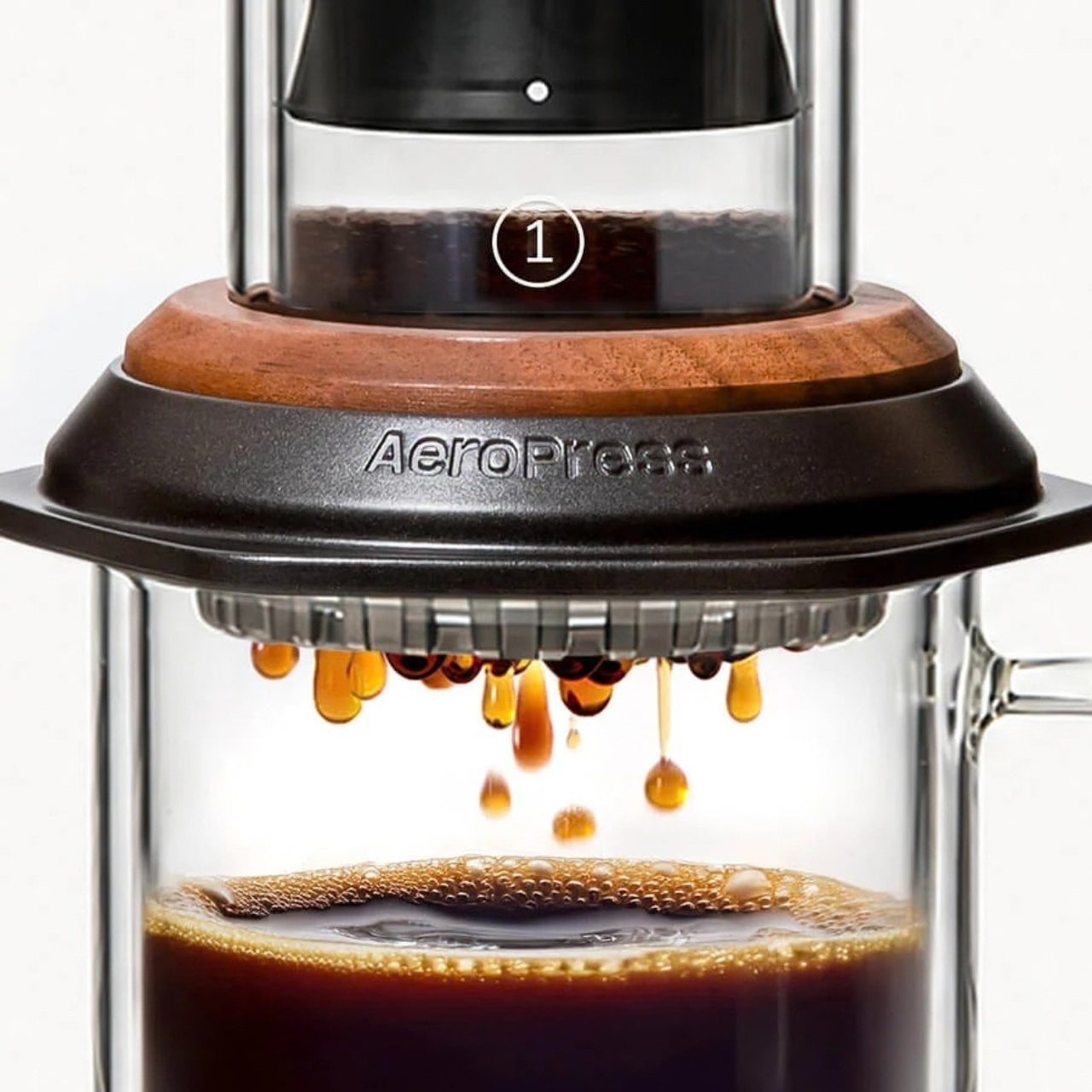Заваривание кофе в AeroPress Premium Walnut, крупный план
