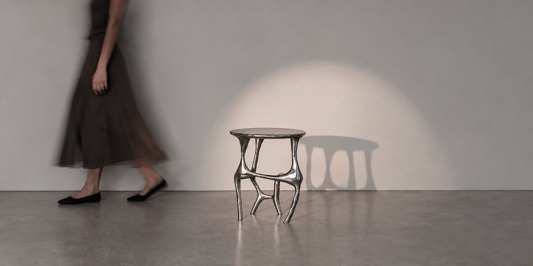 Приставной столик LOVE Side Table и его тень на стене
