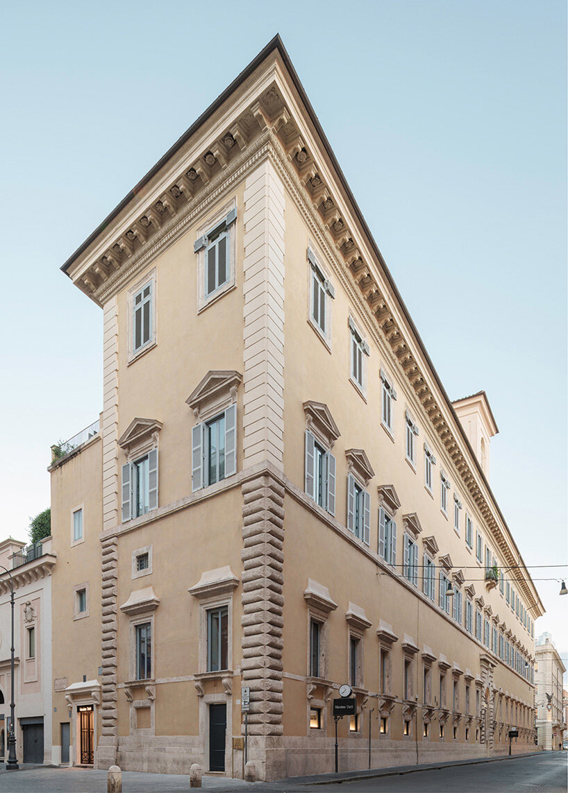 Угловой фасад Palazzo Ruspoli в Риме