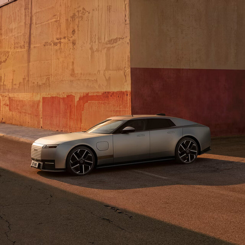 Серебристый Jaguar Type 01 у стены в вечернем свете