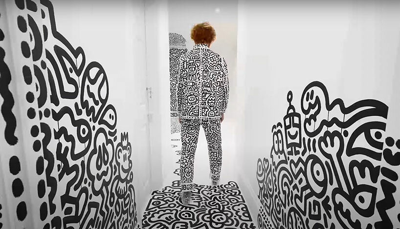 Mr Doodle наносит рисунки на белые стены дома