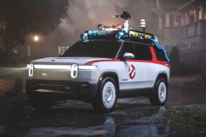 Белый Rivian Ecto-R1 с красной графикой и оборудованием на крыше