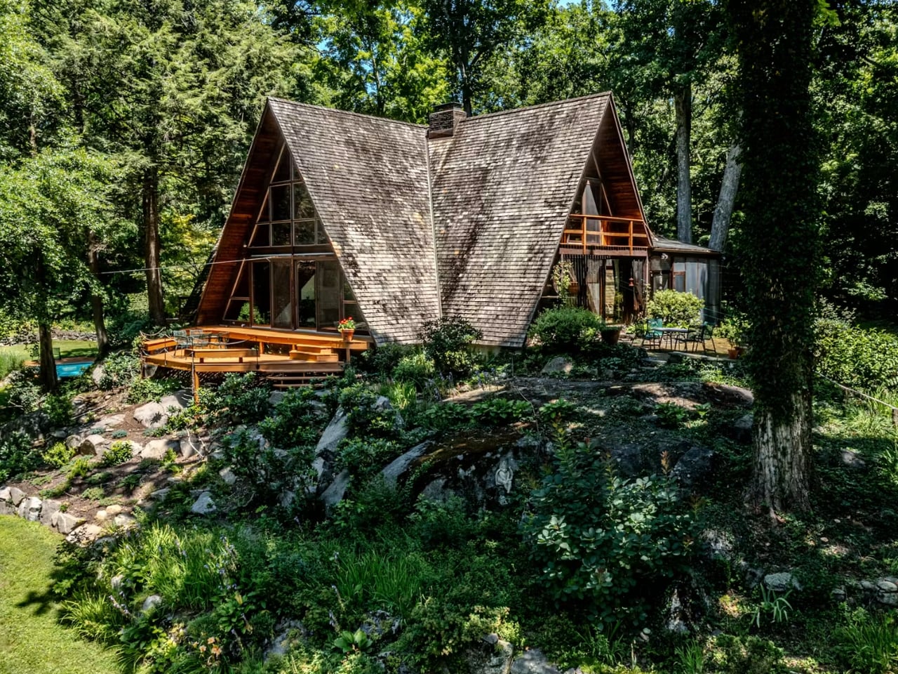 А-образные объёмы Woods Home на скальном основании