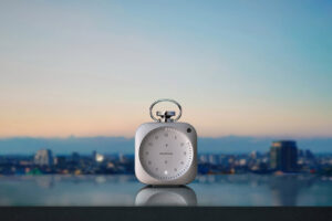 BALMUDA The Clock на фоне города в вечернем свете