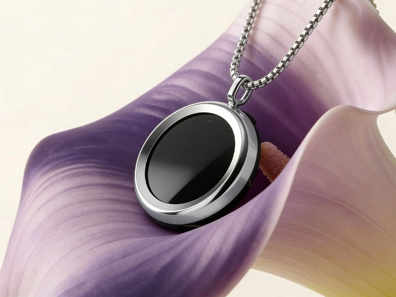 Серебристый кулон Gem на лепестке цветка