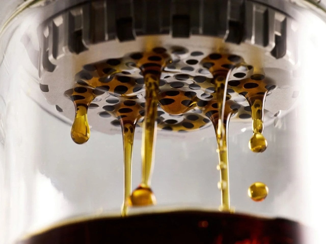 Кофе проходит через фильтрующую крышку AeroPress