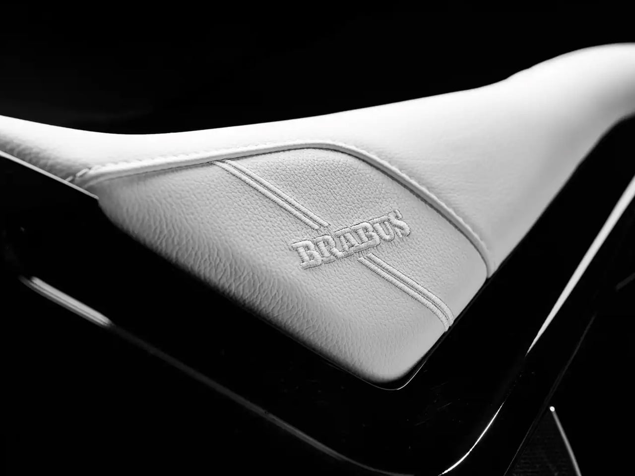 Белое кожаное сиденье BRABUS Masterpiece с простёжкой Shell