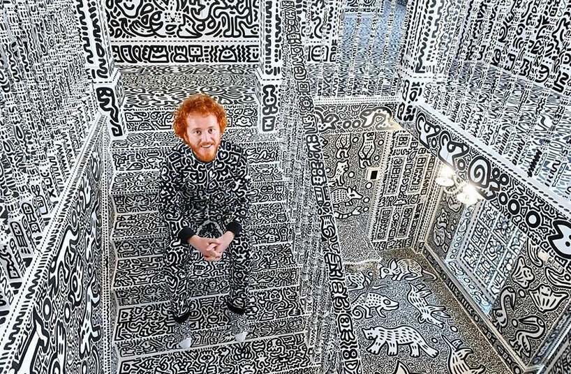 Mr Doodle в ванной комнате, покрытой рисунками