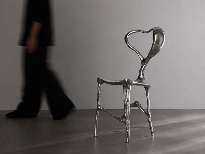 LOVE Chair рядом с проходящим человеком