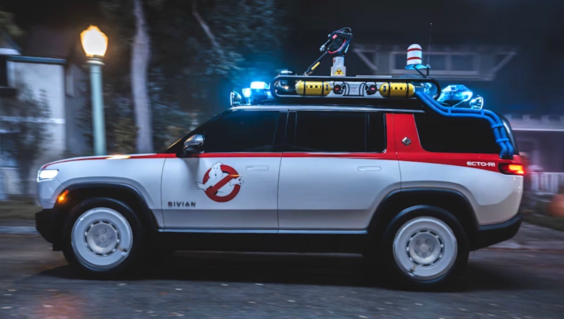 Rivian Ecto-R1 в профиль с символикой Ghostbusters