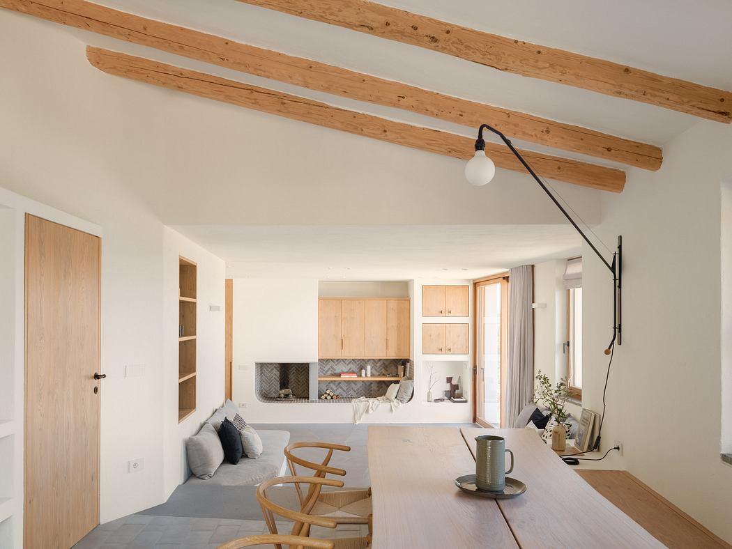 Столовая The Cork Oak House с деревянными балками и мебелью