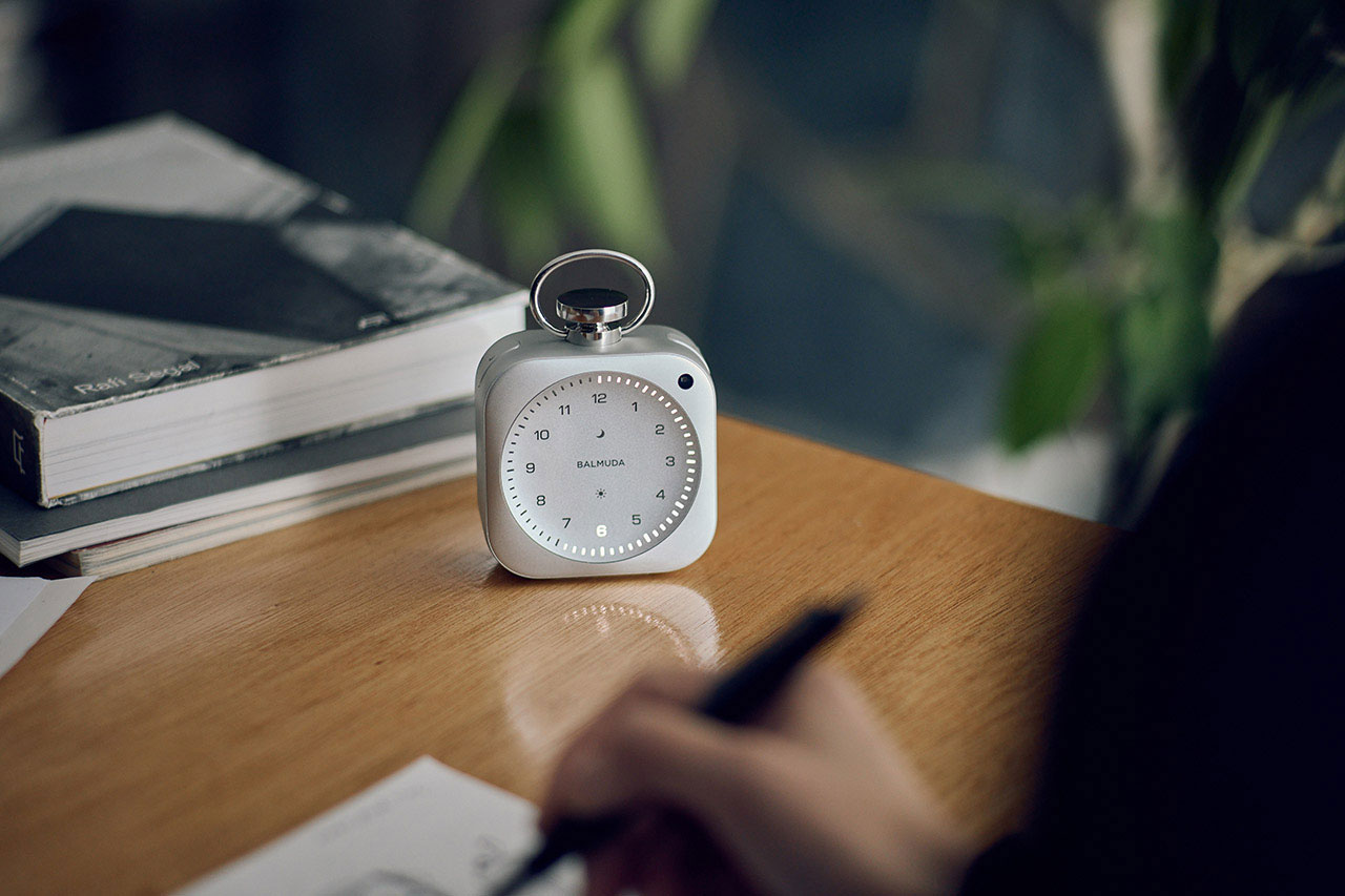 The Clock на рабочем столе рядом с книгами