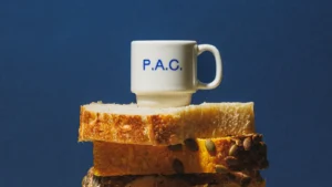 Фирменная чашка P.A.C. на ломтиках хлеба на синем фоне