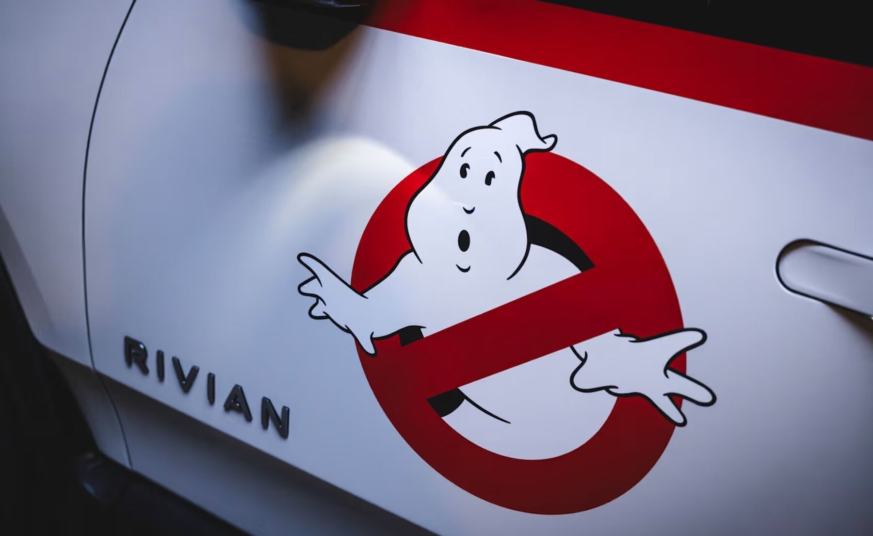 Знак Ghostbusters и надпись Rivian на кузове