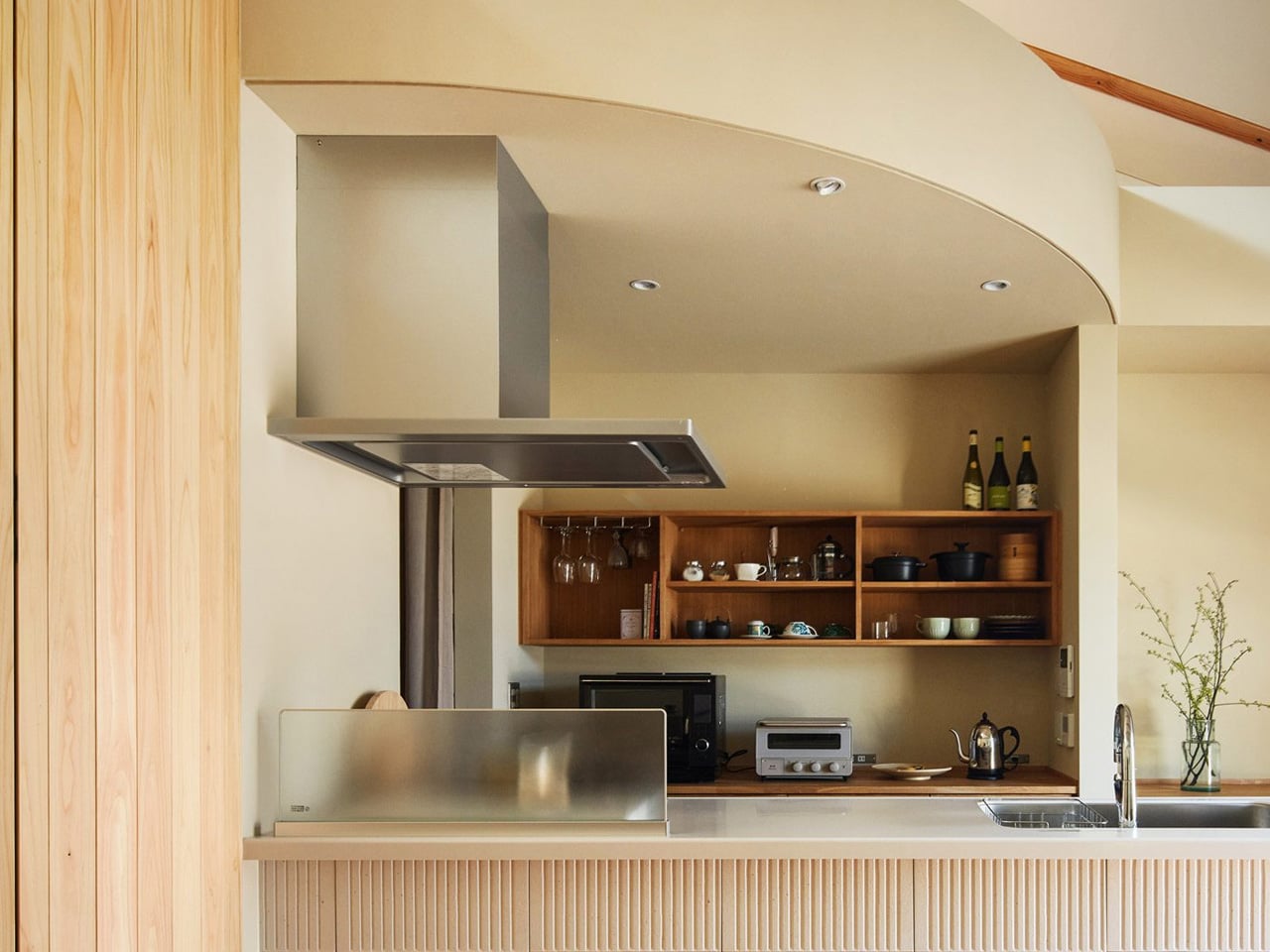Кухня Sugi House у изогнутого деревянного объёма