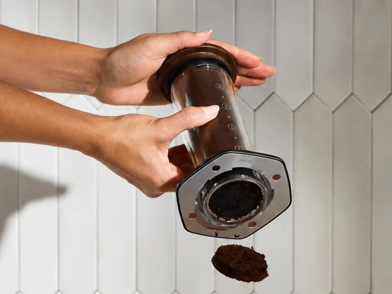 Извлечение использованного кофе из камеры AeroPress