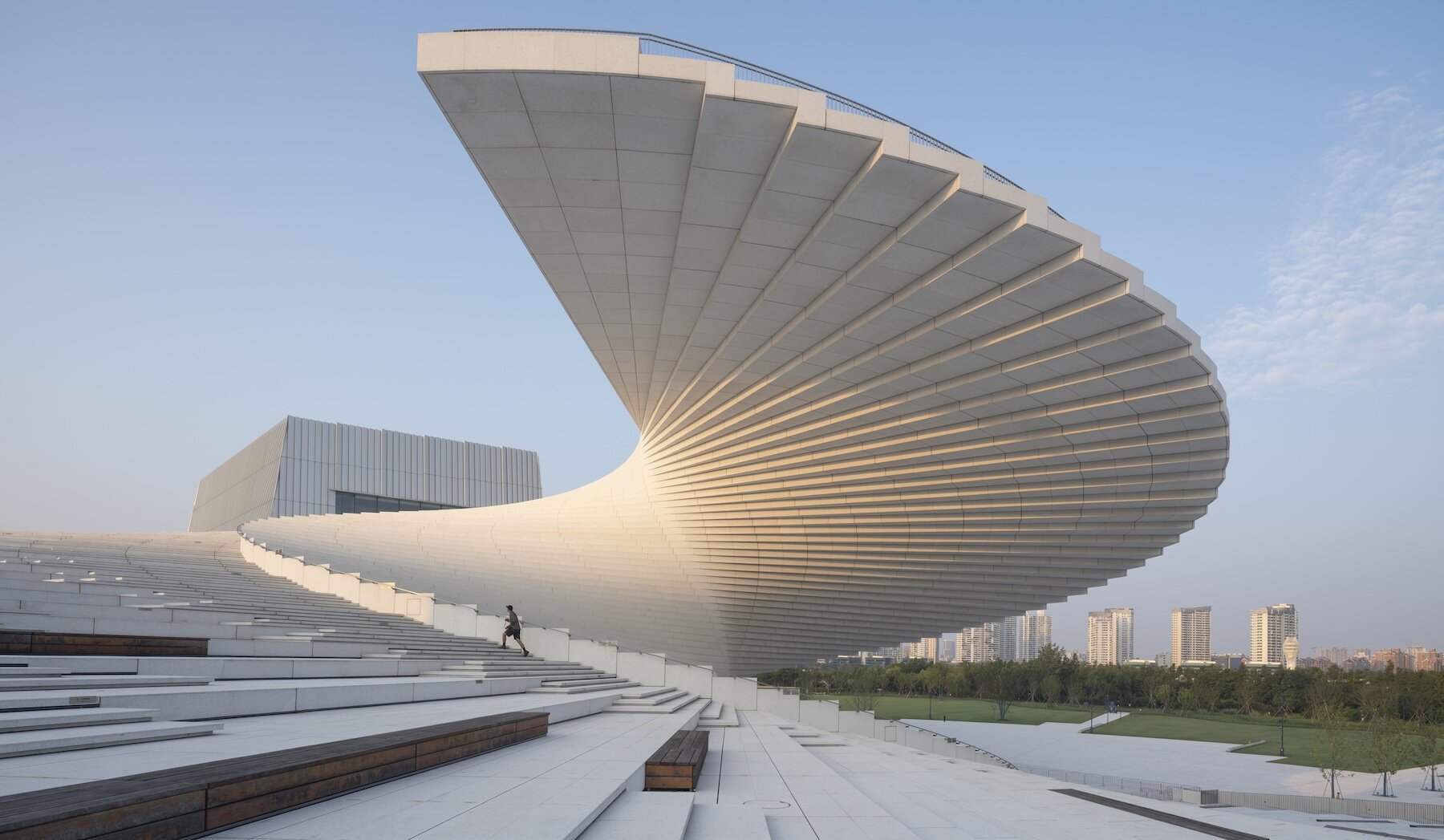 Спиральная лестница на общественную крышу Shanghai Grand Opera House