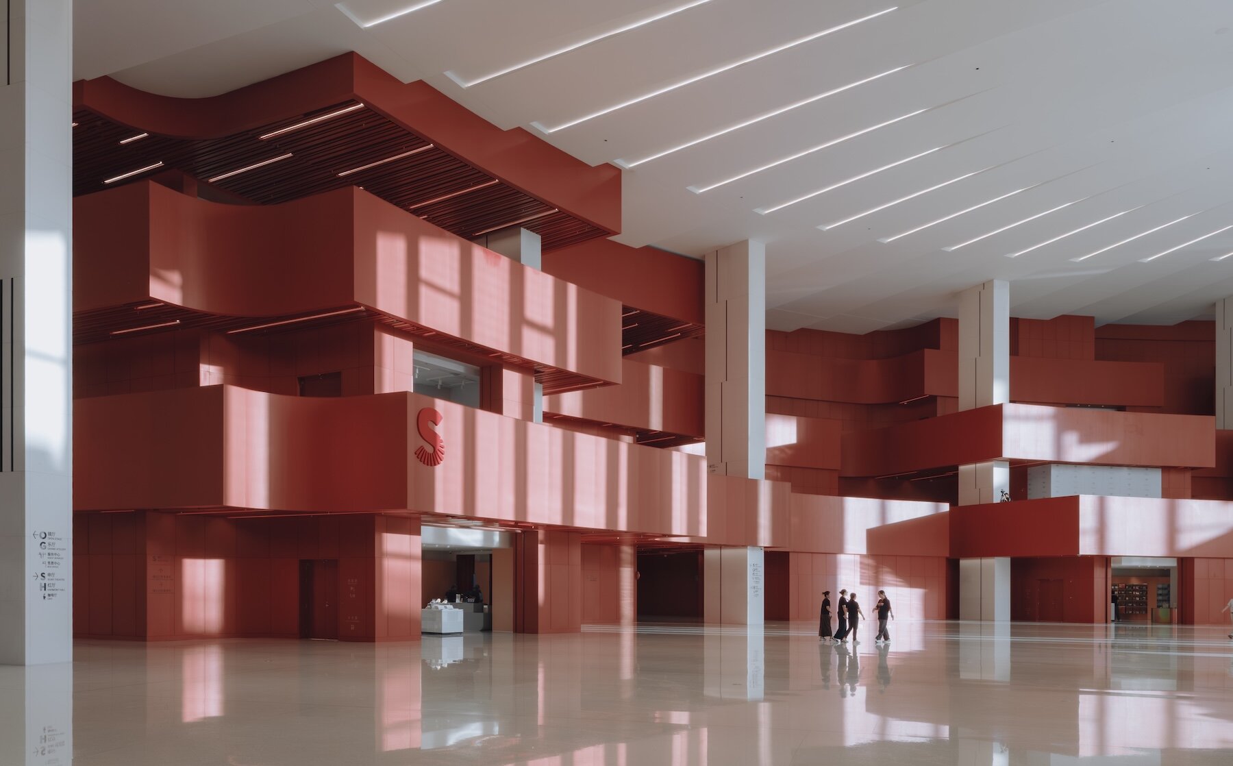 Светлое фойе Shanghai Grand Opera House с красными элементами