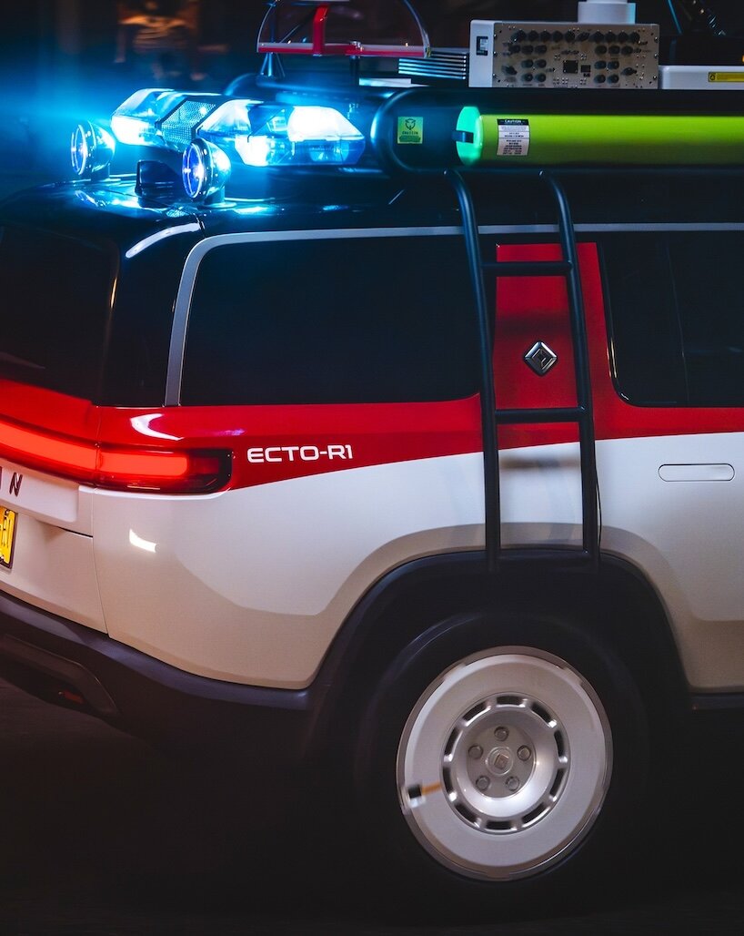 Задняя часть Ecto-R1 с лестницей и винтажными сигнальными огнями