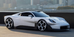 Концепт Porsche Mission S на пирсе на фоне Нью-Йорка
