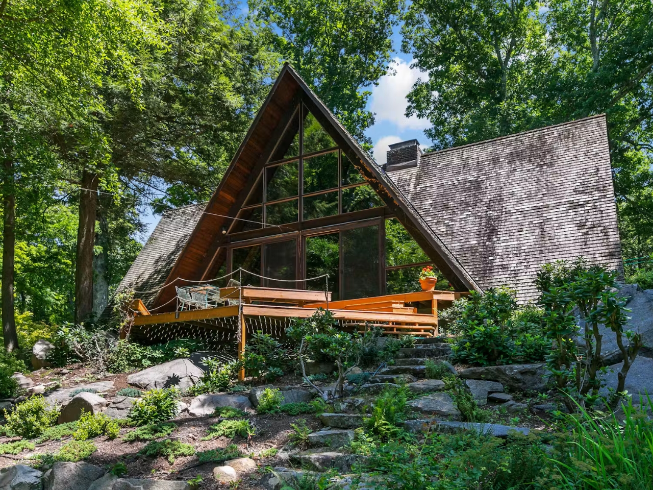 А-образный фасад Woods Home среди леса и скальных выходов
