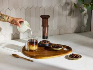 AeroPress Premium Walnut и стеклянная чашка на деревянном подносе
