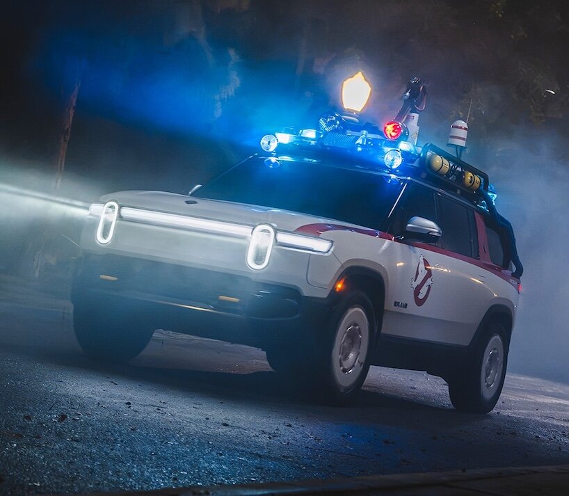 Ecto-R1 с включёнными синими огнями в ночной сцене